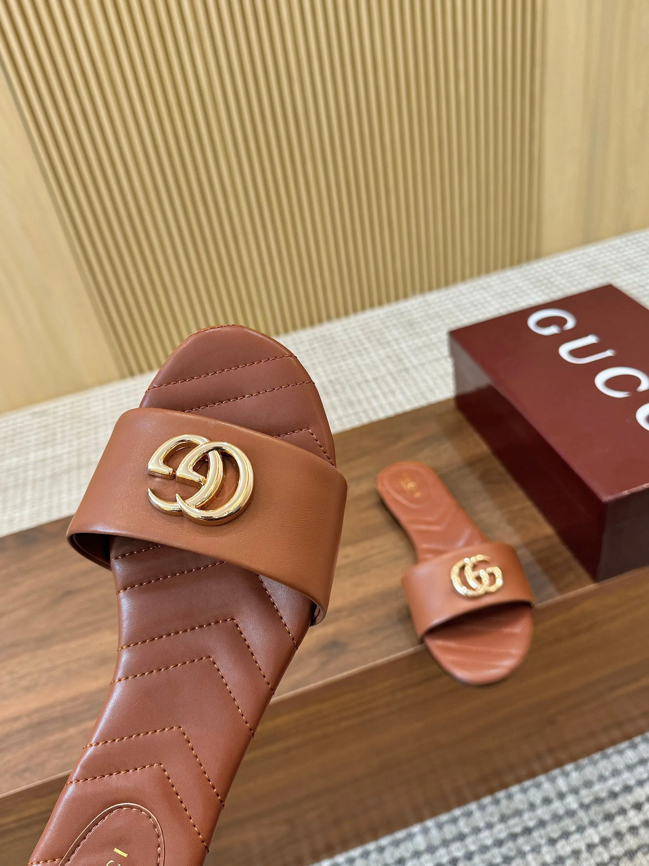 👟👟Ex-factory price 440👟👟 💯💯💯Gucci 2025 spring and summer latest popular slip-on sandals series... [Round toe] Latest double G buckle. Embroidery style Original quality 🍃Original European style, 💥perfect on the feet💃💃When worn with this shoe, it is elegant and crystal clear. No matter the materials of the accessories, they are all customized one by one. You must go to get the original version. The whole series is full of exciting and innovative elements. The texture of different materials, the texture of the materials, and the expression of the materials have a strong artistic atmosphere... ❶ Upper: imported cowhide ❷ Inner lining: customized imported sheepskin ❸ Foot pads: customized imported sheepskin ❹ Outsole: imported Italian genuine leather outsole ❺ Heel height: 1.5CM ❻ Packaging: Original full set of packaging ❼ Code number: 35-43 (41.42.43 customized is not returnable)